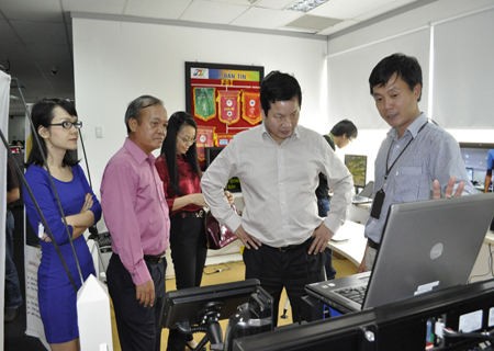 Anh Bình cùng các lãnh đạo FPT tham quan các sản phẩm của FPT Software.