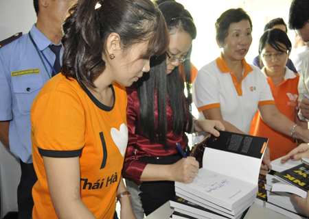 Chị Chu Thanh Hà cùng các lãnh đạo FPT ký vào sách để tham gia đấu giá gây quỹ.