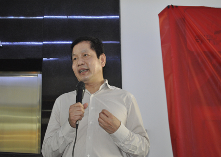 Anh Bình dành khoảng 30 phút để chia sẻ về cơ hội và thách thức của FPT Software trong năm 2013.