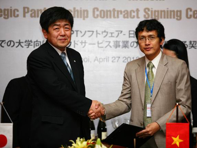 Ông Nobuyuki Toda, Giám đốc bộ phận Hệ thống thông tin Công (Hitachi) và ông Nguyễn Thành Lâm, Tổng Giám đốc FPT Software ký kết Hợp đồng hợp tác chiến lược.