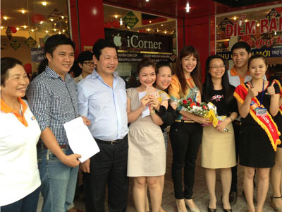 Tập thể FPT Shop 318 Lê Duẩn phấn khởi khi được lãnh đạo tập đoàn ghé thăm.