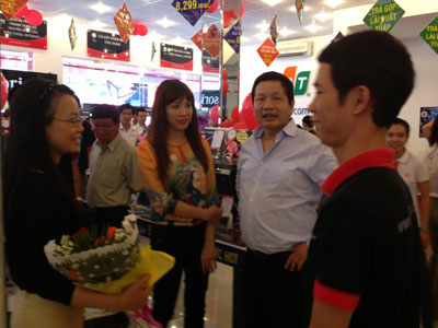 Anh Bình hỏi thăm tình hình kinh doanh của shop.