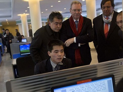 Chủ tịch Google Eric Schmidt (thứ 3 từ trái sang) quan sát việc truy cập mạng tại CHDCND Triều Tiên hồi tháng 1-2013 - Ảnh: AP