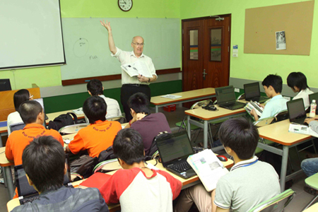 Tại Đại học FPT, sinh viên phải hoàn thành chương trình học tiếng Anh đầu vào, trước khi bước vào chương trình đào tạo chuyên môn bằng tiếng Anh. Ảnh: ST.
