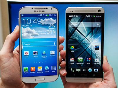 Samsung công bố chiếc smartphone thế hệ thứ tư, Galaxy S4 (hình bên trái) hôm thứ 5 vừa rồi. Một trong những tính năng nổi bật mới đó là chức năng cho phép người dùng điều khiển màn hình bằng mắt. Ảnh: CNET.