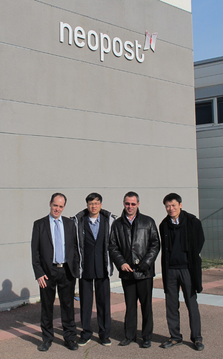 Ông Modolo Jérome (ngoài cùng bên trái), Giám đốc Trung tâm Nghiên cứu và Phát triển của Neopost Technology tại Việt Nam cùng ban lãnh đạo FPT Software tại trụ sở của Neopost trong chuyến thăm tháng 1/2012. Ảnh: C.T.