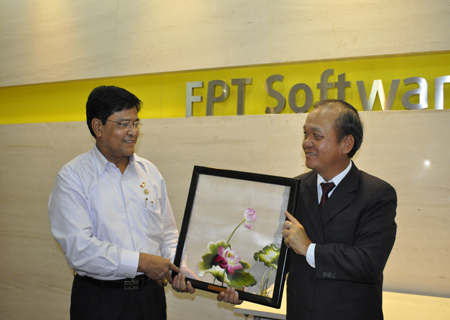 Anh Châu đại diện FPT trao quà cho Phó tổng thống. Quà của FPT là một bức tranh thêu hoa sen 2 mặt.