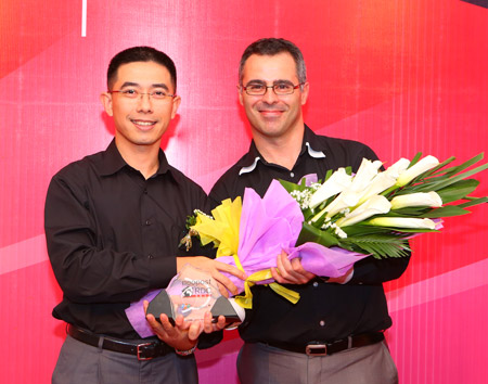 Giám đốc FSU1 Hoàng Việt Anh tặng hoa ông Modolo Jerome, Giám đốc Trung tâm Nghiên cứu và Phát triển phần mềm Neopost.
