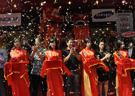 Ban lãnh đạo FPT Retail cắt băng khai trương FPT Shop Trần Hưng Đạo.