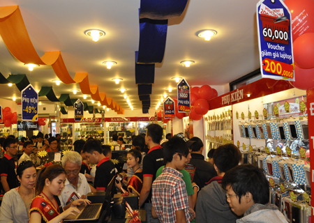 FPT Shop Trần Hưng Đạo luôn tấp nập khách trong ngày khai trương.