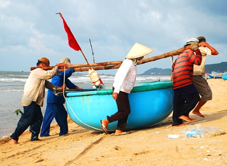 Những chiếc thúng sẽ được khênh lên bờ.