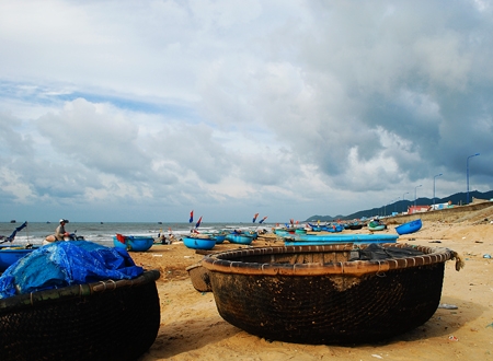 Các thúng được xếp ngay ngắn trên bờ chờ chuyến ra khơi ngày mai.
