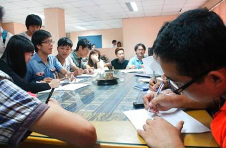 Sinh viên FPT trong một giờ học tiếng Anh tại Philippines.