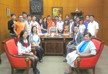 Sinh viên FPT chụp ảnh cùng bà Thị trưởng thành phố Binan, Philippines trong thời gian các bạn sang học tập tại Đại học Perpetual Help System Laguna (UPHSL).
