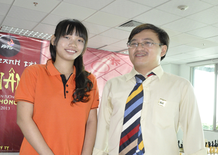 Nữ sinh Hồng Duyên chụp hình lưu niệm cùng Đại kiện tướng Từ Hoàng Thông.