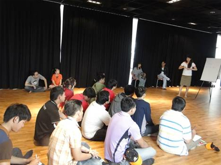 14 sinh viên Thái Lan chăm chú lắng nghe cán bộ ĐH FPT giới thiệu tổng quan chương trình.