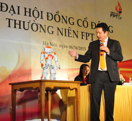 Chủ tịch HĐQT FPT Trương Gia Bình giới thiệu với cổ đông Smartoshin, robot thông minh thể hiện chiến lược công nghệ của tập đoàn.