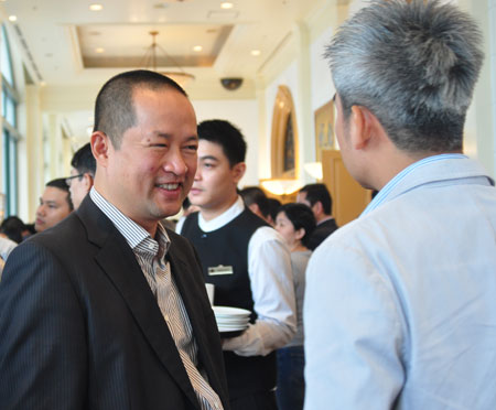 Anh Trương Đình Anh, thành viên Hội đồng quản trị FPT, trao đổi với cổ đông trong giờ giải lao.