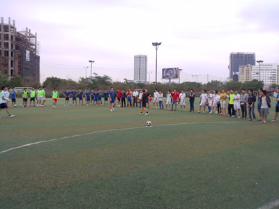 Loạt penalty định mệnh trong trận BU13 (áo tập xanh) và BU9 (áo xanh đen). Ảnh: Minh Bình