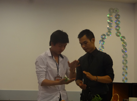 Bên cạnh việc làm trước, anh Lê Thanh Tùng còn cẩn thận hướng dẫn sinh viên chuẩn bị nguyên, phụ liệu dù đó chỉ là một chiếc lá.
