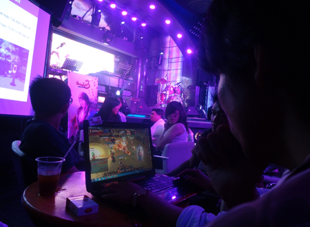 Thông tin về bản cập nhật được nhiều người chơi quan tâm. Trong ảnh: Dù tham dự buổi giao lưu, người chơi vẫn liên tục truy cập vào Thiên Long Bát Bộ.