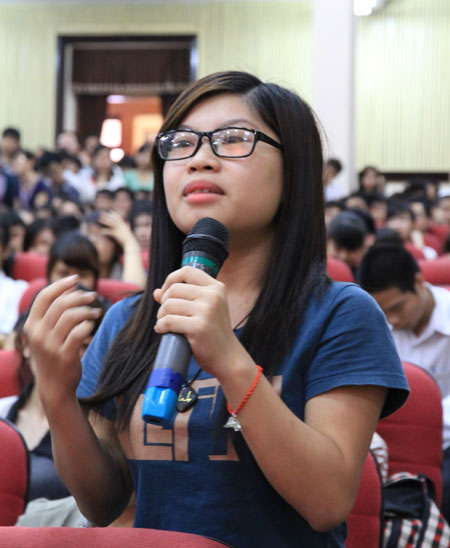 Sinh viên hào hứng đặt câu hỏi cho CEO FPT. Ảnh: Lâm Thao.
