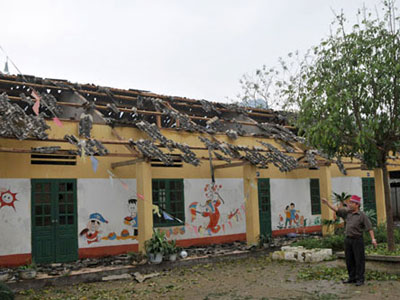 Mái trường tiểu học thị trấn Mường Khương bị mưa đá phá nát