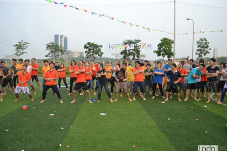 Kết thúc ngày hội, mọi người cùng nhau nhảy điệu Dân vũ té nước của Thái Lan, các bạn sinh viên Thái Lan đã rất xúc động khi được đón Tết Songkran mới lạ khi xa quê nhà.
