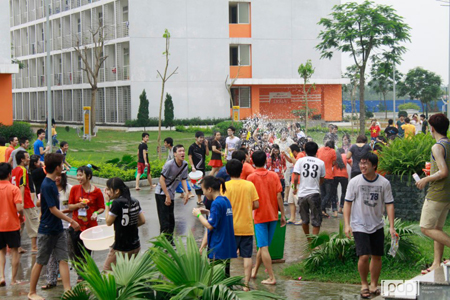 Sau một tuần thời tiết mưa và lạnh, nắng ấm đã trở lại Hòa Lạc giúp sinh viên có thể thoải mái tham gia các hoạt động trong ngày Water Day. Trước giờ chương trình chính thức bắt đầu, phần đông khuôn mặt của người chơi đã bị phủ bột trắng theo truyền thống của người dân Thái, còn quần áo thì ướt sũng.