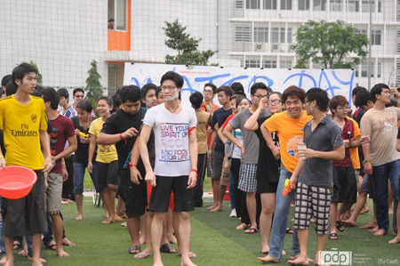 Chín đội chơi Water day tập trung ở sân bóng chuẩn bị cho phần thi của mình. Mỗi đội có 10 sinh viên Việt Nam và 6 sinh viên Thái Lan.