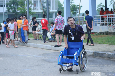 Một sinh viên khuyết tật người Thái Lan đã kịp được các sinh viên khác té nước và xoa bột lên mặt. Theo quan niệm của người Thái, trong ngày Tết này, ai được té nhiều nước lên người thì sẽ có nhiều may mắn trong năm mới.