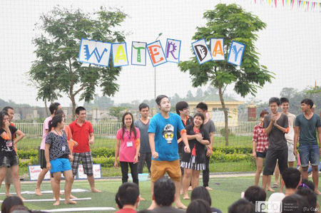 Mở đầu ngày hội, chín đội chơi lần lượt nhảy bài Cheer của đội mình. Với điệu nhảy sôi động và hài hước, team Waitei đã xuất sắc giành được giải Best cheer team của chương trình.