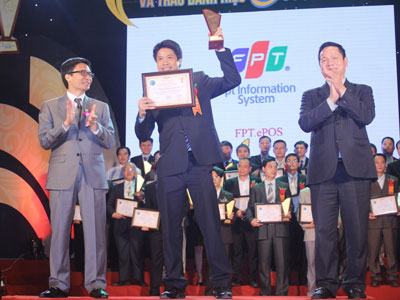 PTGĐ FPT IS Lê Anh Tuấn nhận giải Sao Khuê cho sản phẩm FPT.ePOS. Ảnh: Phong Anh.