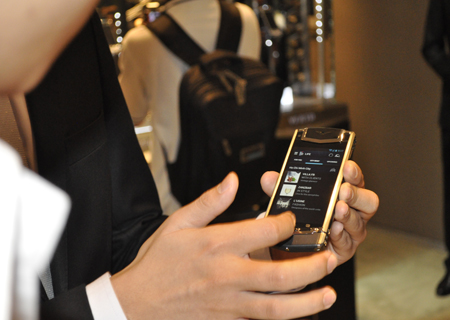 Đại diện F9 tận tình giới thiệu các chức năng mới của Vertu Ti.