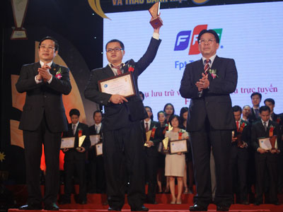 Phó Giám đốc Trung tâm Phát triển truyền hình OneTV, Bùi Thái Thịnh, đại diện FPT Telecom nhận giải Sao Khuê - xếp hạng 4 sao của Fshare. Ảnh: Phong Anh.