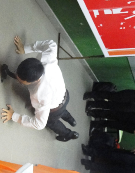 Thử nghiệm sản phẩm tại hội đồng chấm Bảo vệ đồ án. Thiết bị đeo ở thắt lưng sẽ cảnh báo ngay lập tức đến người dùng khi xảy ra vấp ngã nguy hiểm.