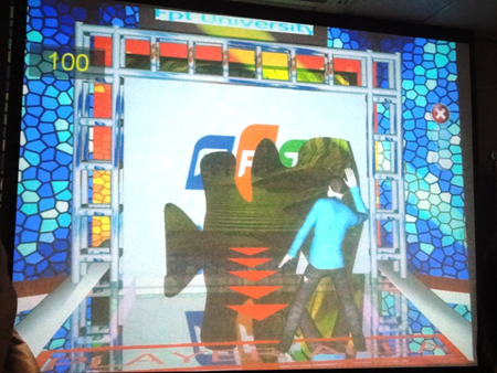 Giao diện game Hole in the wall ứng dụng trên Kinect. Nhiều người có mặt đã hào hứng xin “test” trò chơi ngay tại buổi lễ bảo vệ đồ án tốt nghiệp.