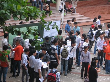 7h hơn rất nhiều thí sinh và phụ huynh đã đến địa điểm thi tại trường THPT Nguyễn Tất Thành, HN.