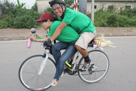 Trương Thị Hương, FSU1, BU7 cùng bạn đồng hành đã vượt 32 km trong tư thế đạp xe khó như vậy,