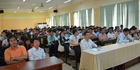 Khoảng 50 sinh viên FPT đã đến tham dự buổi giao lưu việc làm này.