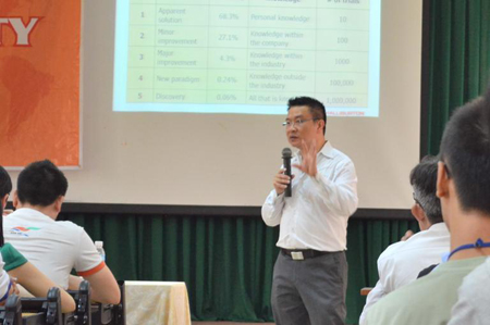 Ông Dominic Tran, CEO công ty Halliburton (Mỹ), đang trình bày một số ứng dụng CNTT trong lĩnh vực dầu khí.