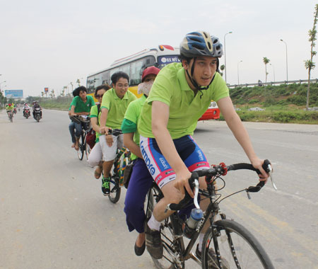Chỉ mất 40 phút, tay đua Nguyễn Hùng Phương và Hồ Huyền Nga đã cán đích chặng đầu tiên, dài 15 km.