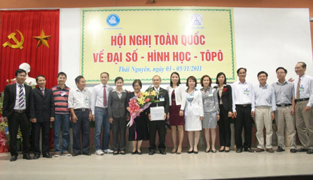 Thầy Phạm Hùng Quý (thứ hai từ phải sang) tại Hội nghị toàn quốc về Toán học.