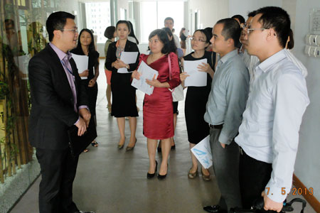 PTGĐ FPT Software Nguyễn Khải Hoàn giới thiệu với nhà đầu tư về hoạt động của đơn vị. Trong khi đó, tại TP HCM, nhà đầu tư đã tham quan chỗ làm việc của FPT Telecom ở tòa nhà Tân Thuận. Ảnh: Thu Thủy.