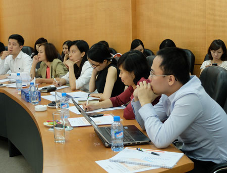 60 nhà đầu tư đã tham gia buổi gặp mặt thường niên qua hệ thống Telepresence tại tòa nhà FPT Cầu Giấy, Hà Nội và tòa nhà Tân Thuận, TP HCM. Ảnh: Thu Thủy.