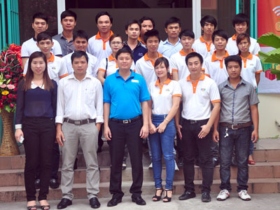 Giám đốc FPT Telecom chi nhánh Quảng Ninh Đỗ Thành Nam (áo xanh) trong ngày khai trương Văn phòng giao dịch thứ 5 - Móng Cái. Ảnh: FOX.