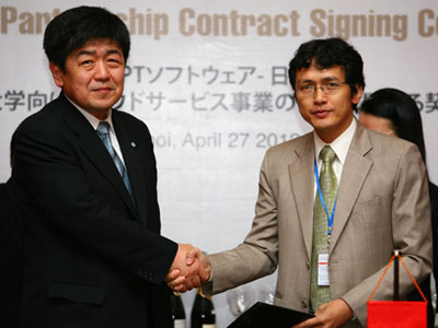 GĐ bộ phận Hệ thống thông tin công cộng Hitachi, Nobuyuki Toda ký hợp đồng hợp tác chiến lược với Tổng GĐ FPT Software Nguyễn Thành Lâm. Ảnh: C.T.