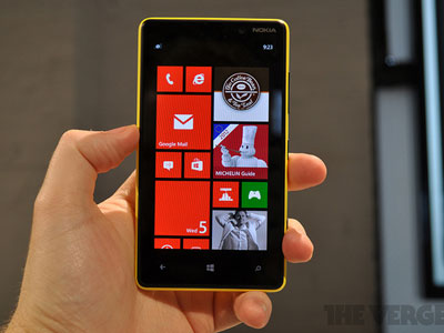 Nokia Lumia 820 - giá 10.490.000 đồng, tặng thêm bộ quà tặng trị giá 2 triệu đồng