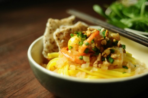 Mì Quảng, là một món ăn đặc trưng khác của Quảng Nam, có sợi mì thường được làm từ bột gạo xay mịn trộn thêm một số phụ gia cho đạt độ dòn, daia