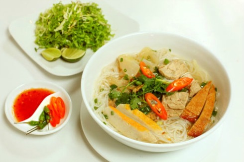 Chỉ với nước dùng trong, chả cá và những sợi bún loại nhỏ xíu, bún chả cả làm nhiều người từng ăn phải nhớ. Ảnh: S.T.